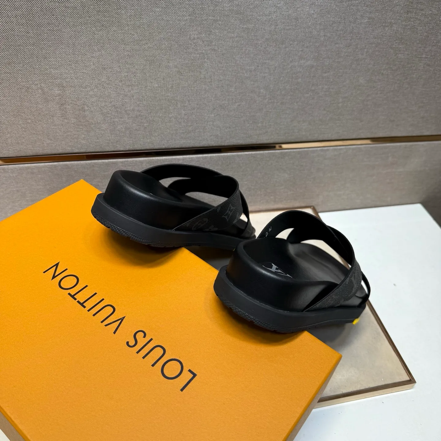 Men's men's shoes 💰pp420 [LV～] Men's casual slippers 2025z cabinet sales simultaneously 🔶Size: 38-44#️⃣ 🔷2 colors🔜The upper is made of multi-material splicing➕Cow leather lining, comfortable and breathable, sole: original comfortable, wear-resistant and non-slip outsole, ⚠️Real shot📱Photographed🎬The real thing is better📢📢📢